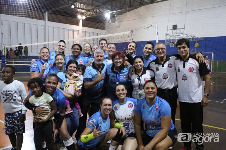 Equipe do Objetivo/Smec comemora a conquista do quinto título da competição - Crédito: Zé_Photografic