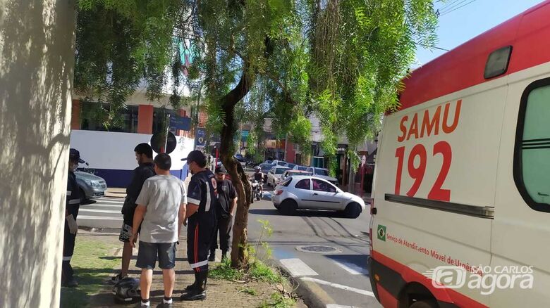 Carro avança pare e é atingido por moto no Centro - Crédito: Maycon Maximino