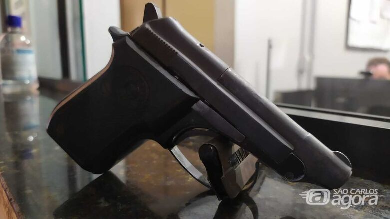 Jovem é preso em flagrante por porte de arma de fogo e suspeita de roubo de carro - Crédito: Maycon Maximino