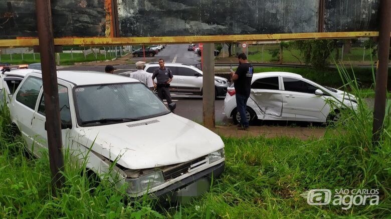 Após a batida, HB20 acertou árvore e Uno parou em terreno baldio - Crédito: Maycon Maximino