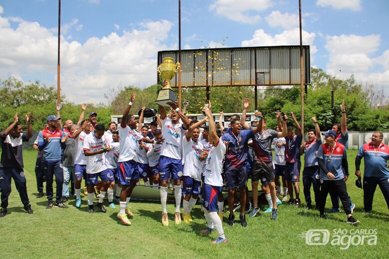 Com a taça na mão, Jovens Lobos comemoram título do Paulista Cup - Crédito: Divulgação