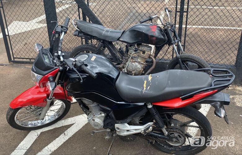 Dupla é detida após ser flagrada em posse de motos adulteradas -