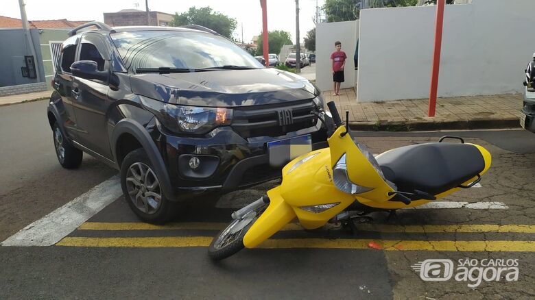 Momento em que o carro atingiu a moto - Crédito: Maycon Maximino