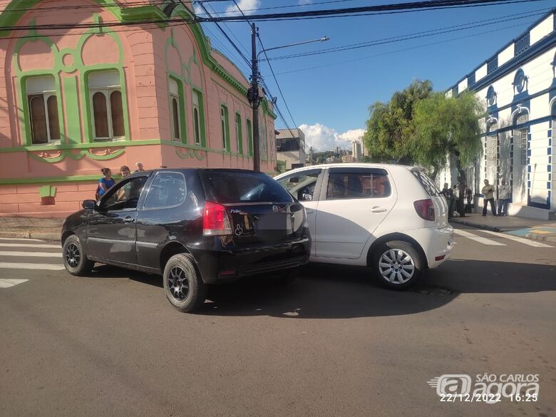 Os dois veículos ficaram no meio da rua - Crédito: Maycon Maximino
