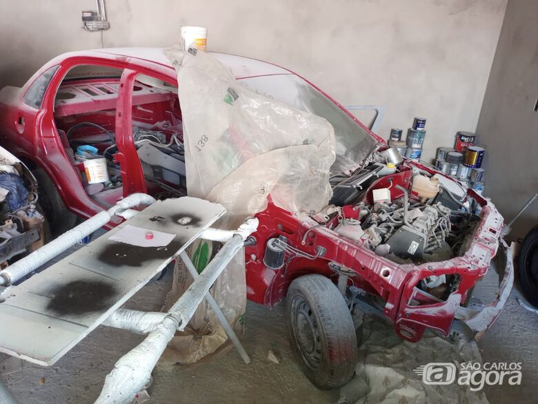 Suspeitos trabalhavam na adulteração do chassi de um Corsa vermelho - Crédito: Maycon Maximino