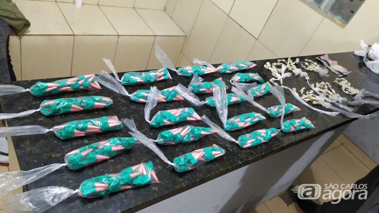 A droga que estava em poder com a suspeita na Vila Jacobucci - Crédito: Maycon Maximino