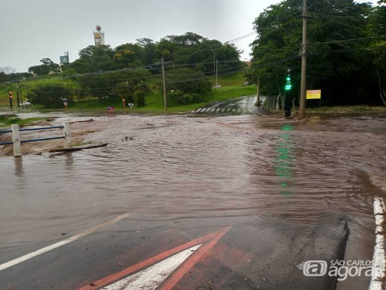 Água invadiu o asfalto e assustou motoristas - Crédito: Antonio Nanni