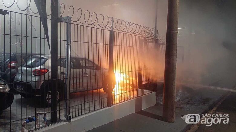 Incêndio atinge vários carros em revendedora no Centro de São Carlos - Crédito: Maycon Maximino