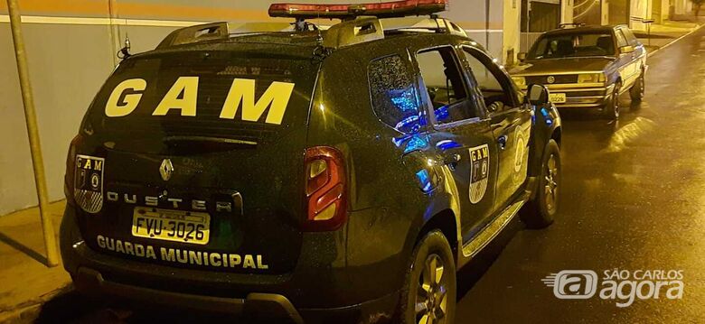 Carro estava em estado de abandono no Jardim Bicão - Crédito: Divulgação