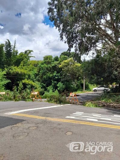 Pessoas se arriscam ao passar em local interditado no Jardim Munique - Crédito: Divulgação