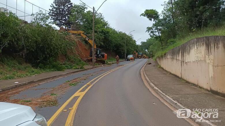 Máquinas e funcionários realizam a limpeza do local - Crédito: Maycon Maximino