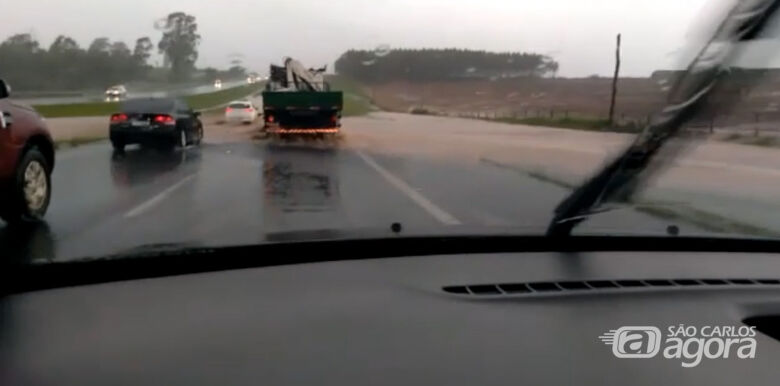 Perigo: água invade a rodovia Washington Luís em Ibaté - Crédito: Reprodução