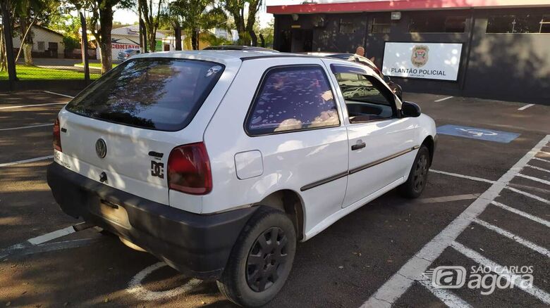 Jovem é flagrado pela PM conduzindo carro furtado - Crédito: Maycon Maximino
