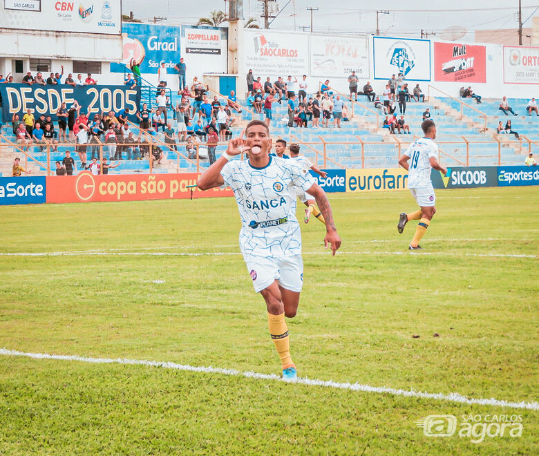 Jogador da Águia comemora gol: equipe encara o Bragantino e quer seguir na Copinha - Crédito: Brendow Felipe/São Carlos FC