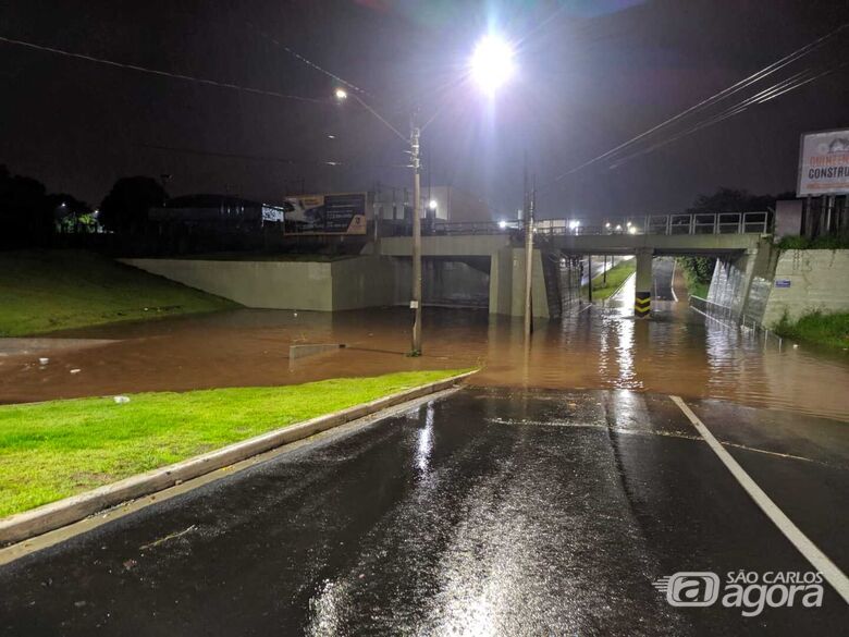 Pontilhão da Praça Itália ficou alagado - Crédito: Maycon Maximino
