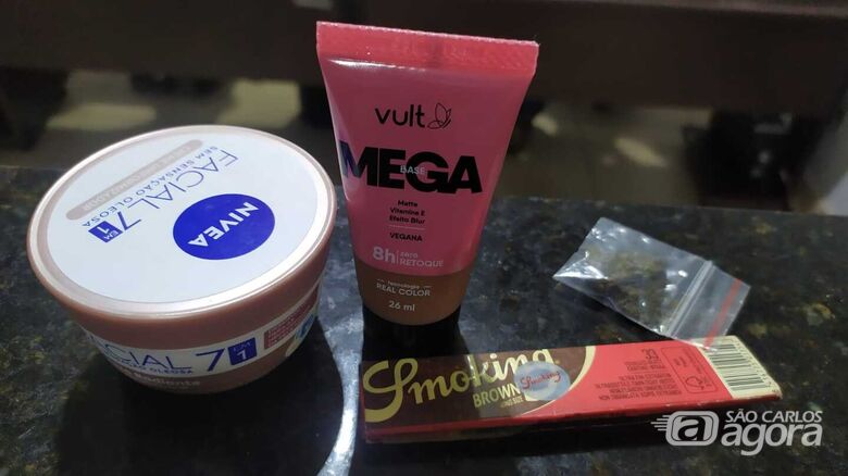 Travesti é detida acusada de tentar praticar furto em supermercado - Crédito: Maycon Maximino