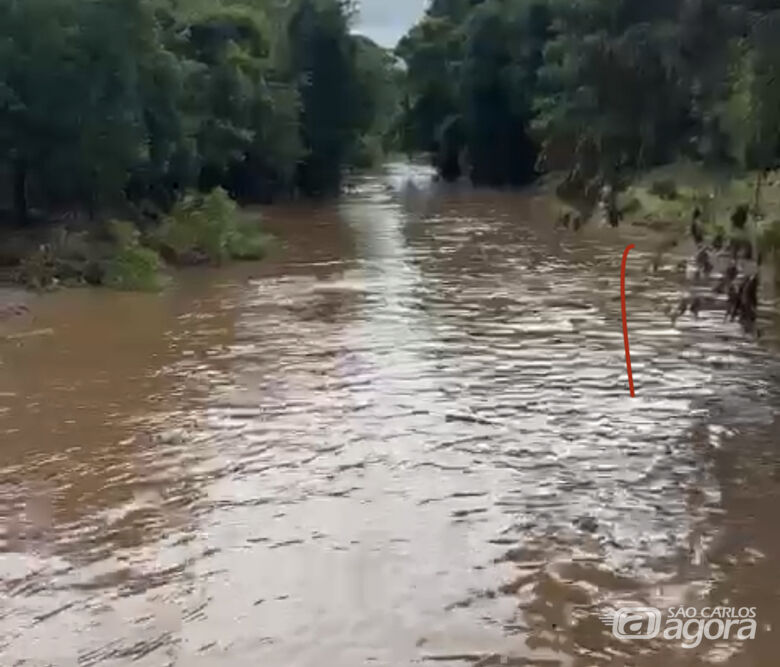 Nível de córrego na região do Cristo sobe consideravelmente com a chuva desta segunda-feira  - 