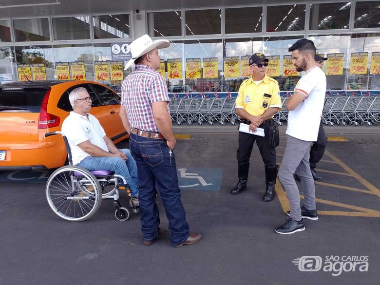 Vereador Bira acompanha a fiscalização sobre as vagas reservadas para deficientes e idosos - Crédito: divulgação