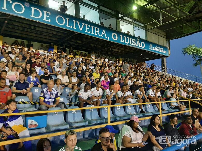 Torcida no estádio do Luisão -
