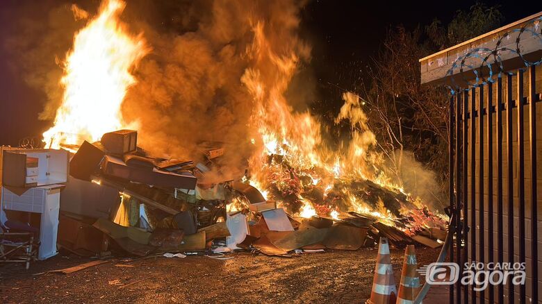 Incêndio de grandes proporções atinge Ecoponto no Jardim Medeiros - Crédito: Divulgação/PMSC
