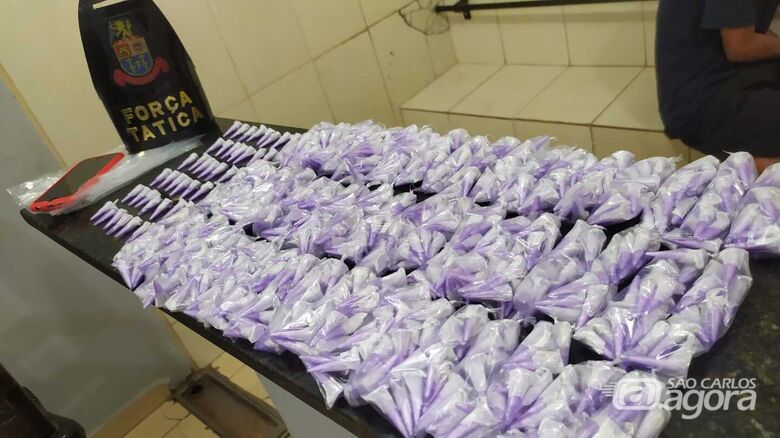 Força Tática apreende dezenas de pinos de cocaína no bairro Bela Vista - Crédito: Maycon Maximino
