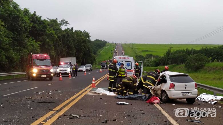 Colisão frontal deixa 4 mortos na SP-318 em São Carlos - Crédito: Maycon Maximino