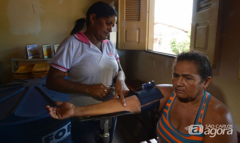 Agente de saúde realiza medição de pressão em mulher - Crédito: © Marcello Casal Jr./Agência Brasil