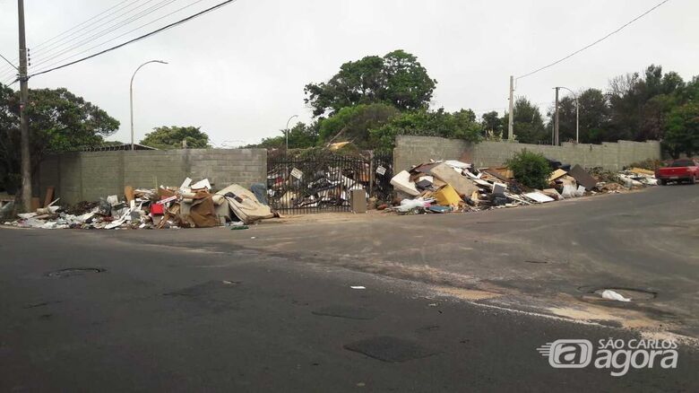 Moradores reclamam de acúmulo de lixo do lado de fora do Ecoponto no Jardim Ipanema - Crédito: Whatsapp SCA