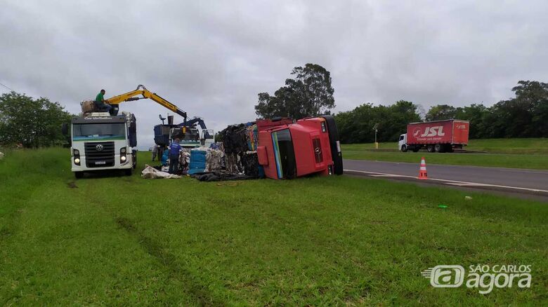 Caminhão carregado com 14 toneladas de sucata tomba na Washington Luís em São Carlos - Crédito: Maycon Maximino