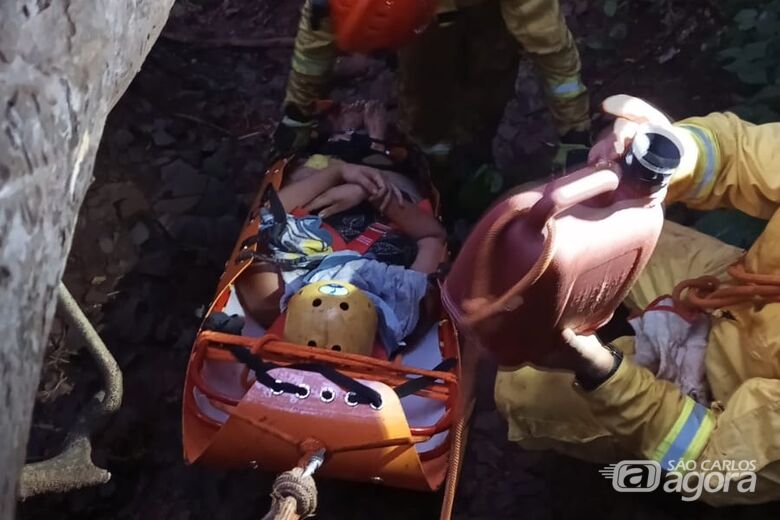 Casal é resgatado pelos Bombeiros em cachoeira na região de Ibaté - Crédito: divulgação/Corpo de Bombeiros