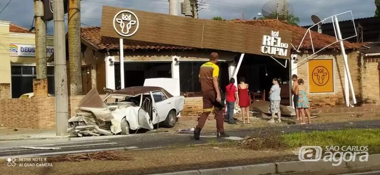 Carro ficou destruído com o violento impacto - Crédito: Reprodução/Grupo Rio Claro