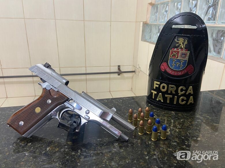Jovem dispensa pistola ao ver viatura da Força Tática e acaba detido em Ibaté - Crédito: Maycon Maximino