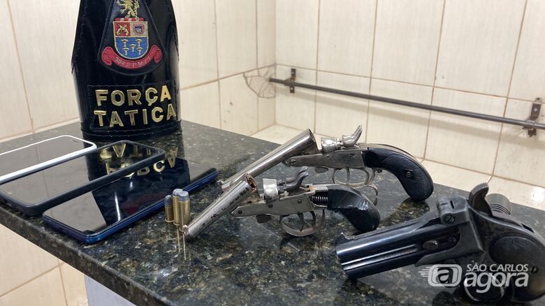 As armas que foram apreendidas pelos PMs da Força Tática - Crédito: Maycon Maximino