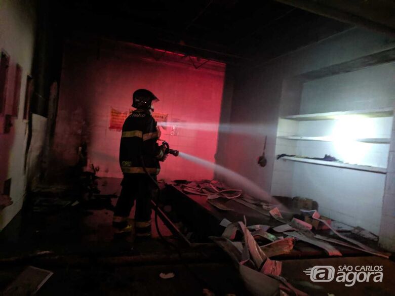 Incêndio atinge posto de combustíveis desativado na Vila Monteiro - Crédito: Maycon Maximino