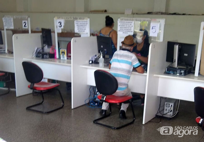 Idoso é atendido na farmácia de Alto Custo - Crédito: Whatsapp SCA