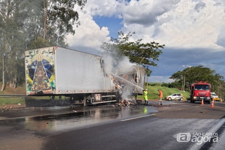 Carreta pega fogo na rodovia Washington Luís - Crédito: Reprodução/Araraquara Agora/Rádio e TV Cidade - Matão
