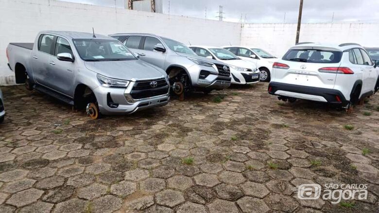 Ladrões abrem buraco em muro e furtam rodas de carros em concessionária na região - Crédito: reprodução/Repórter Naressi