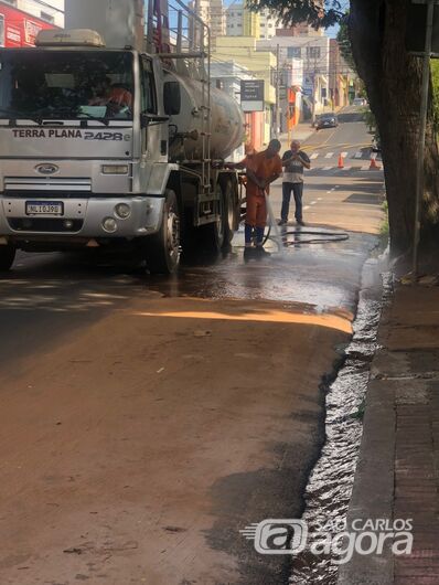 Funcionários limpam ruas centrais da cidade - Crédito: Divulgação