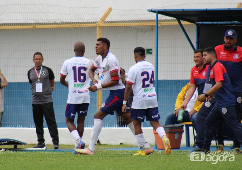 No primeiro jogo tudo igual: Wellington comemora o gol gremista no empate com o São Carlos - Crédito: Fernando Zanderin Junior