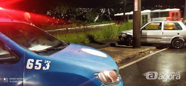 Uno foi abandonado após motorista colidir em um poste - Crédito: Divulgação