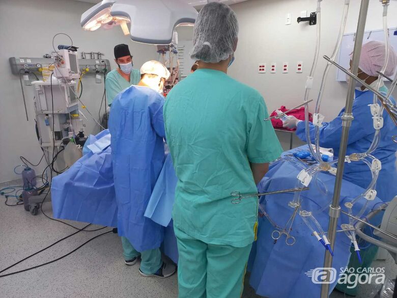 Médicos durante o procedimento para a captação dos órgãos - Crédito: Comunicação Santa Casa