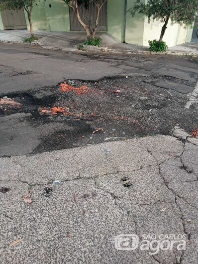 Cratera em cruzamento causa “bronca” em moradores no Monte Carlo - Crédito: Divulgação