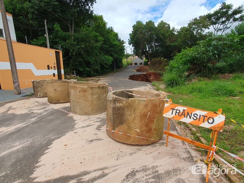 Como medida preventiva de acidentes a Secretaria Municipal de Serviços Públicos interditou totalmente a via com a colocação de tubos de concreto e sinalização - Crédito: Divulgação