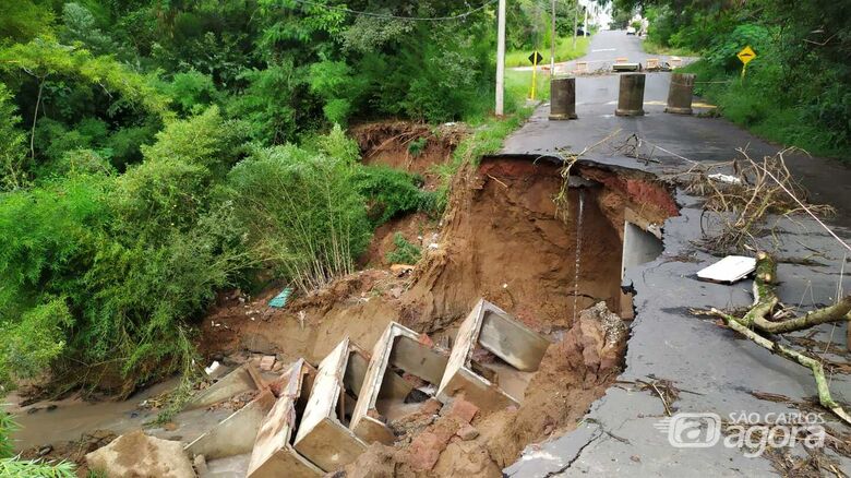 Cratera engole rua que liga dos bairros da periferia de São Carlos - Crédito: Maycon Maximino