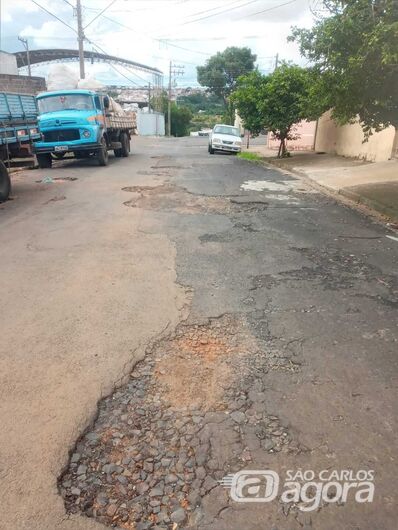 Trânsito é perigoso na rua Narus Nishihara, disse leitor - Crédito: Divulgação
