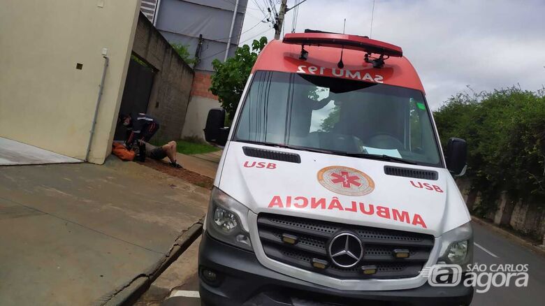 Momento em que vítima é socorrida pelo Samu - Crédito: Maycon Maximino