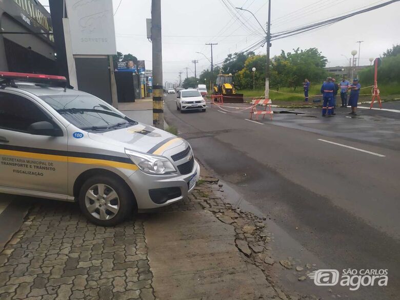 Servidores do Saae durante trabalho na Avenida Miguel Petroni - Crédito: Divulgação