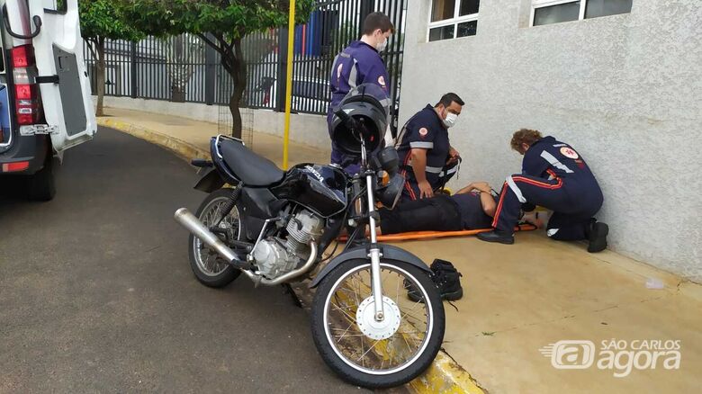 Motociclista durante o atendimento realizado por socorristas do Samu - Crédito: Maycon Maximino