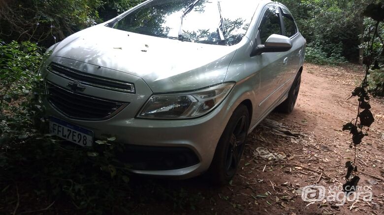 Prisma foi abandonado em um matagal no Itamaraty - Crédito: Maycon Maximino