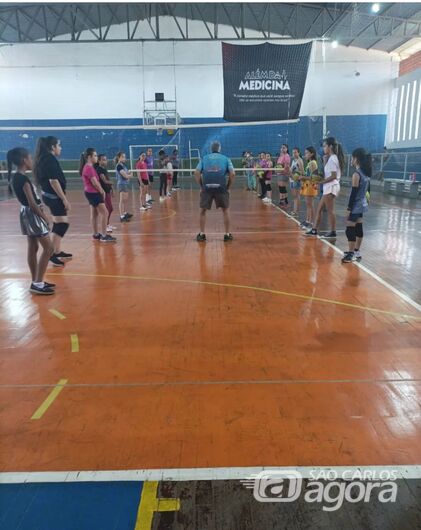 No último sábado, no ginásio de esportes Santa Felícia, retornou as atividades da escolinha de vôlei - Crédito: Zé_Photografic
